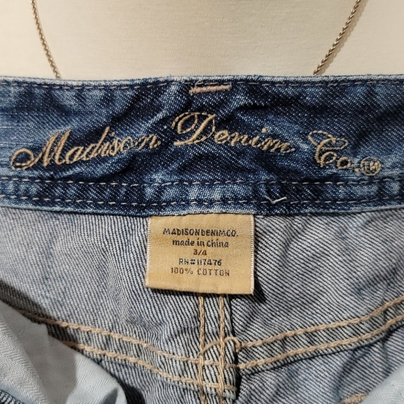 MADISON DENIM CO CUTT OFF JEAN SHORTS EMBROIDERED DISTRESSED BLUE DENIM SZ 3/4 - Picture 10 of 11